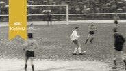 Fußballspieler auf verschneitem Rasen im November 1965, Regionalliga Nord  