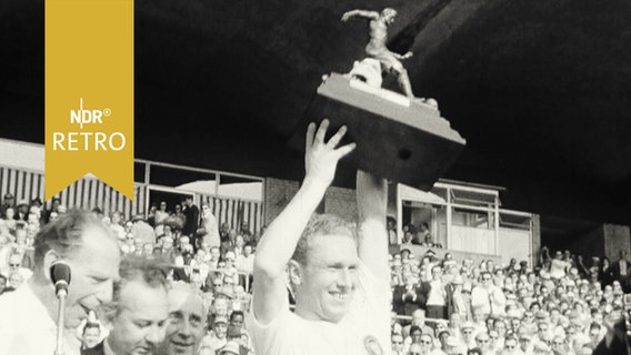 Fußballspieler mit Trophäe (1961)  