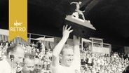 Fußballspieler mit Trophäe (1961)  