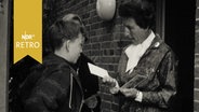 Schüler verkaufen Postkarten an einer Haustür (1965)  
