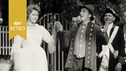 Laienschauspieler in historischen Kostümen bei einer Theaterprobe Open Air (1961)  