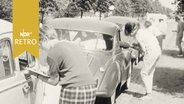 Junge Frauen bei einer Verkehrsbefragung neben mehreren PKW (1961)  