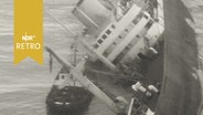 In der Elbe auf der Seite liegender havarierter Frachter "Ondo" (1965)  