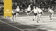 Jungen bei Staffelübergabe beim Staffellauf in einem Stadion in Braunschweig beim Schulsportfest 1965  