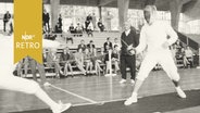 Zwei Fechter beim Turnier "Wappen von Hamburg" 1965 in einer Halle  
