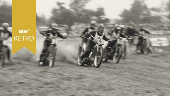 Motorradfahrer beim Start des Grasbahnrennens von Wendthagen 1965  