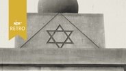 Spitze der Gedenkstele in der KZ-Gedenkstätte Bergen-Belsen mit Davidstern (1961)  