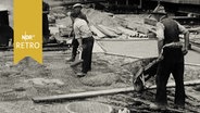 Bauarbeiter auf einer Straßenbaustelle am Hauptbahnhof Hannover 1961  