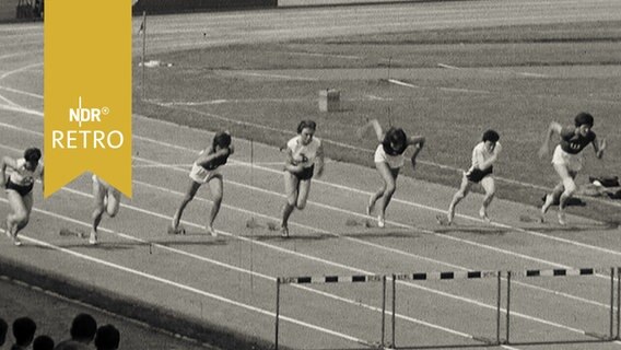 Leichtathletinnen beim Start eines Hürdenlaufs (1961)  