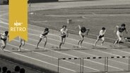 Leichtathletinnen beim Start eines Hürdenlaufs (1961)  