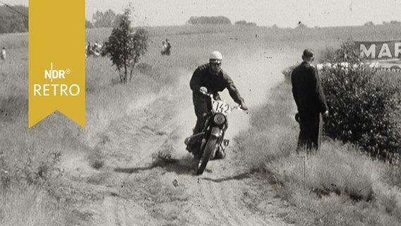 Motorradsportler beim Geländerennen um die Deutsche Meisterschaft 1961  