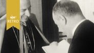 Corrado Kardinal Bafile, apostolischer Nuntius des Vatikan in Deutschland, und Georg Diederichs, Ministerpräsident Niedersachsen, beim Austausch des neuen Konkordatvertrags beider Seiten in Bonn 1965  