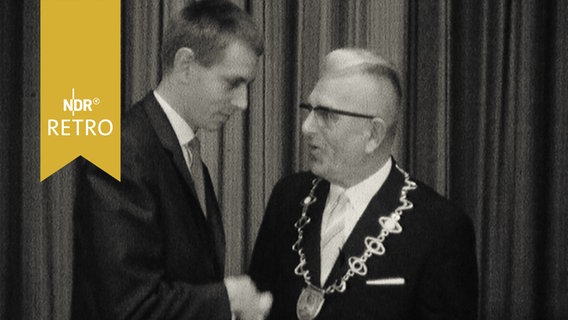 Ein Honorator gratuliert einem jungen Künstler zum Kunstpreis der Stadt Wolfsburg (1965)  
