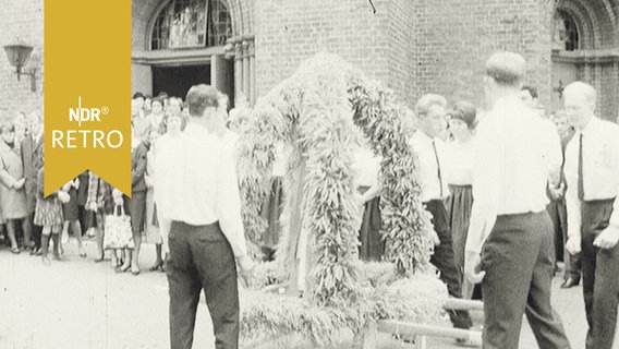 Erntedankkrone vor einer Kirche in Bad Oldesloe 1965  