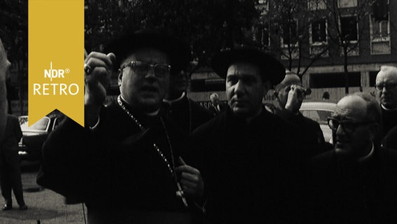 Konzilsväter aus Rom im Gespräch vor dem Dom zu Osnabrück 1965  