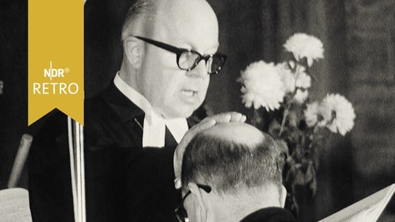 Landesbischof Gerhard Heintze von Braunschweig bei der Einsegnung 1965  