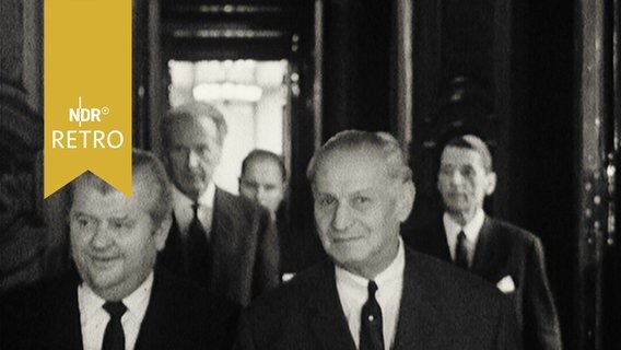 Hamburgs Erster Bürgermeister Herbert Weichmann und der dänische Außenminister Per Haekkerup im Hamburger Rathaus 1965  