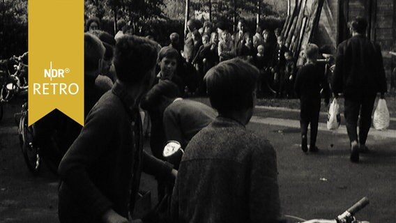Schullkinder stehen beim Stadtforstamt Hannover an, um gesammelte Eicheln und Kastanien als Winterfutter für Wild abzugeben (1965)  