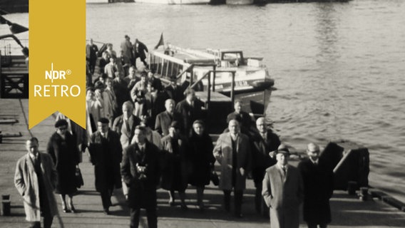 Gruppe von Berliner Politikern bei einem Hafenrundgang in Hamburg 1965  