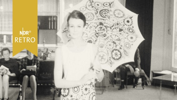Mannequin zeigt Sommermode mit Regenschirm, Oktober 1965  