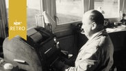 Angestellter sitzt in der Schiffsmeldezentrale Brunsbüttel (1965)  