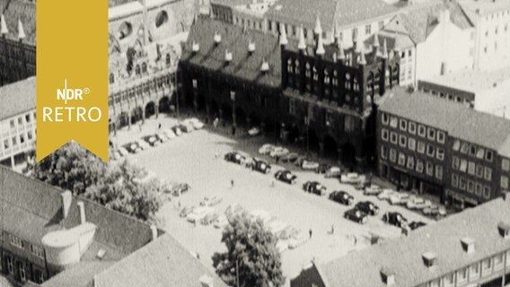 Marktplatz und Rathaus in Lübeck von oben (1965)  