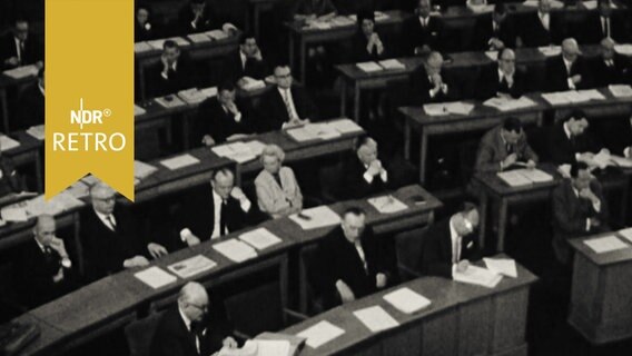 CDU-Ministerpräsidetn Helmut Lemke bei einer Rede im Kieler Landtag 1965  