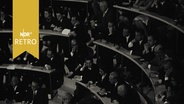 Zahlreiche Wissenschaftler in einm voll besetzten Hörsaal der Uni Heidelberg bei einem Kongress zur Krebstherapie 1965  