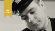 Polizeibeamter (nah), schaut nachdenklich (1965)  
