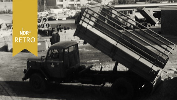 LKW kippt Streugut auf einem Bauhof der Stadtreinigung Hamburg ab (1965)  