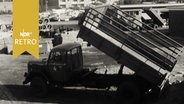 LKW kippt Streugut auf einem Bauhof der Stadtreinigung Hamburg ab (1965)  