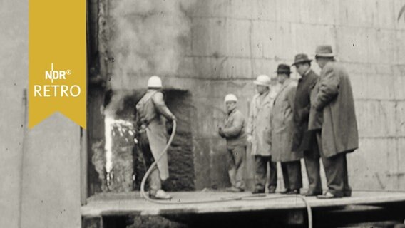 Bauarbeiter an einm Bunker in Bremen 1965  