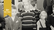 Kinder in einer Spielzeugausstellung 1965  