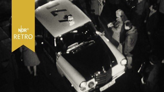 Polizeiauto von oben am Set zu "Vier Schlüssel" 1965  