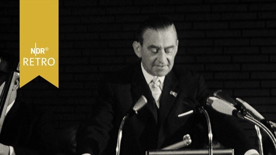 DGB-Vorsitzender Ludwig Rosenberg bei einer Ansprache 1965  