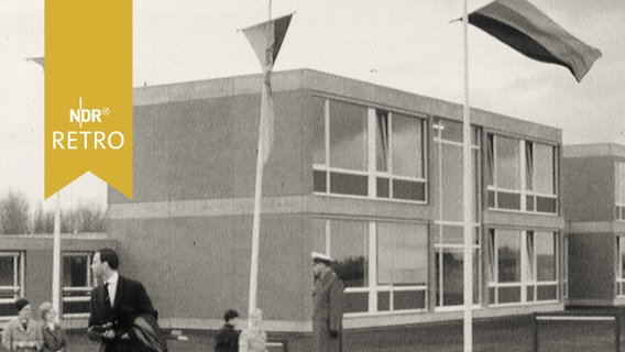 Gebäude der Hinrich-Wilhelm-Kopf Schule in Empelde am Tag der Einweihung 1965  