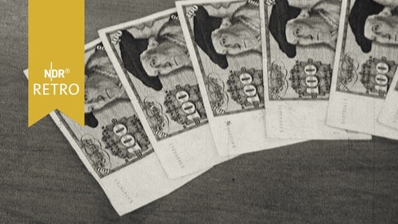 Fünf 100-DM-Scheine auf einem Tisch (1965)  
