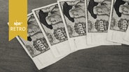 Fünf 100-DM-Scheine auf einem Tisch (1965)  