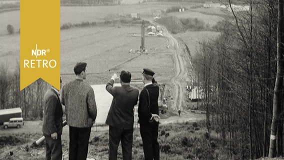 Ingenieure und Polier beim Gespräch an einer Straßenbaustelle bei Schleswig 1965  