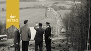 Ingenieure und Polier beim Gespräch an einer Straßenbaustelle bei Schleswig 1965  