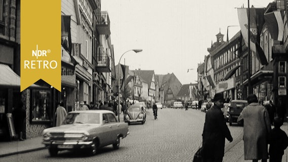 Festlich beflaggte Hauptstraße in Bückeburg zur 600-Jahrfeier 1965  