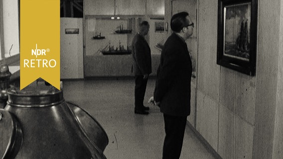 Besucher in der Schifffahrtsausstellung im Morgenstern-Museum Bremerhaven (1965)  