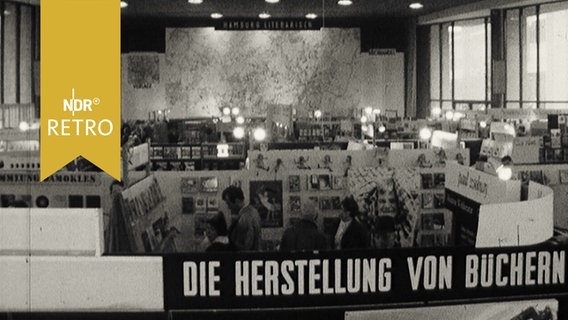 Blick über die Ausstellungshalle der Buchmesse "Hamburg literarisch" 1965  
