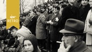 Zuschauer auf der Tribüne des Stadion am Bischofsholer Damm bei einem Punktspiel von Arminia Hannover 1965  