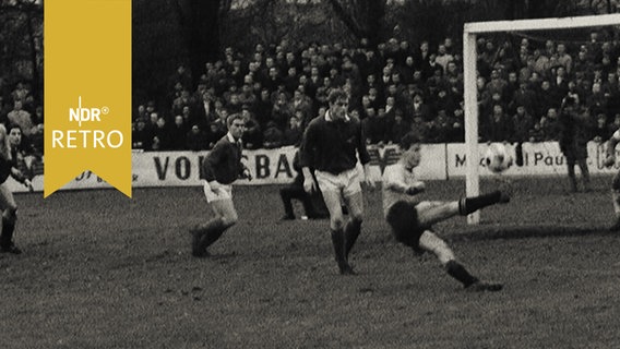 Seitfallzieher im Fußball Oberligaspiel Göttingen 05 - VfB Lübeck 1965  