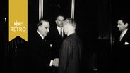 Hamburgs Erster Bürgermeister Paul Nevermann begrüßt Hellmuth Heye, 1962 Wehrbeauftragter des deutschen Bundestages  