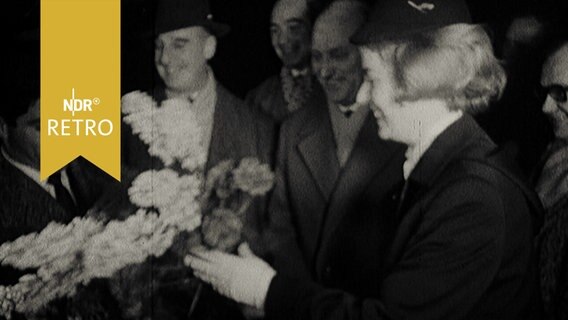 Spieler von Atletico Madrid bekommen Blumen von einer Flughafenangestellten in Bremen 1962  