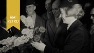 Spieler von Atletico Madrid bekommen Blumen von einer Flughafenangestellten in Bremen 1962  