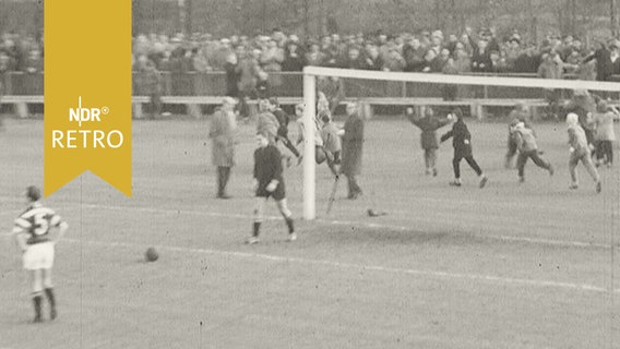 Jubelnde Zuschauer hinter dem Tor von Altona 93, nachdem die Heimmannschaft vom ASV Bergedorf das 3:0 erzielte. (1960)  