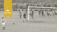 Jubelnde Zuschauer hinter dem Tor von Altona 93, nachdem die Heimmannschaft vom ASV Bergedorf das 3:0 erzielte. (1960)  